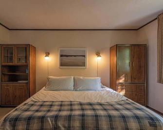 Retro Retreat Charming Home with Hot Tub & Fire Pit - Hensonville - Habitación