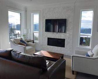 Modern 4-bedroom house with ocean& mountain view - Gibsons - Living room