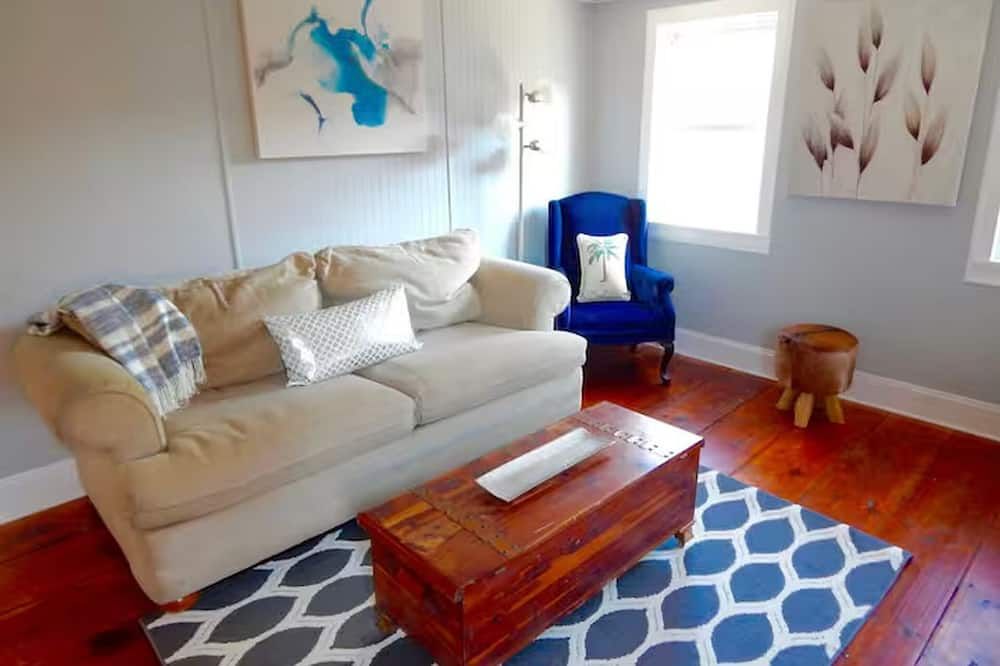 Happy Hen Loft minutes from Gettysburg sleeps 8
