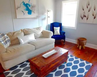 Happy Hen Loft minutes from Gettysburg sleeps 8 - Orrtanna - Sala de estar