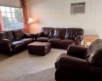 Roomy three bedroom home with Boat/RV parking - Coulee Dam - Sala de estar