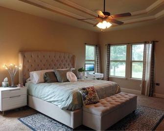 Peaceful Lakeside Gem near San Antonio - Lytle - Habitación