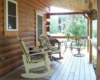 Jack's Log Cabin Near Meramec River In Quiet Wooded Setting With Hot Tub - Steelville - Patio
