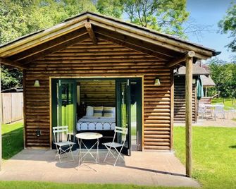 Buckstone Log Cabin with Private Grounds Nestled Into The Natural Woodland - Monmouth - Patio