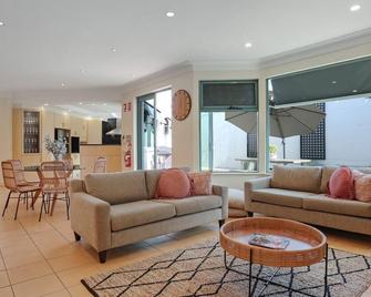 Market Street Penthouse - Merimbula - Oturma odası