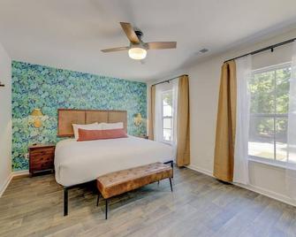 A Sunny Stylish 4br 3ba - West Columbia - Bedroom