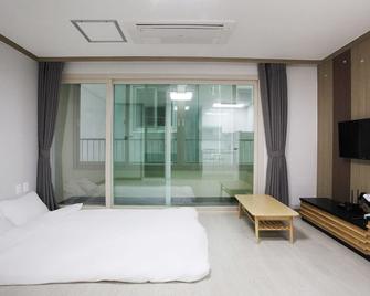 Seogwipo Seohyun Hotel - Seogwipo - Bedroom