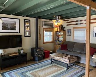Cozy Cabin next door to Ice Skating Rink! - Long Barn - Sala de estar