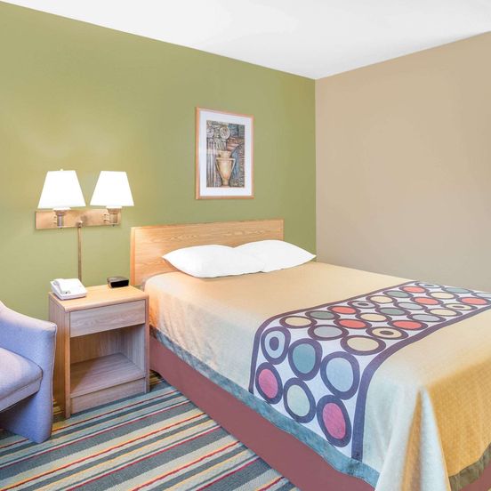 Super 8 by Wyndham East Moline image 1