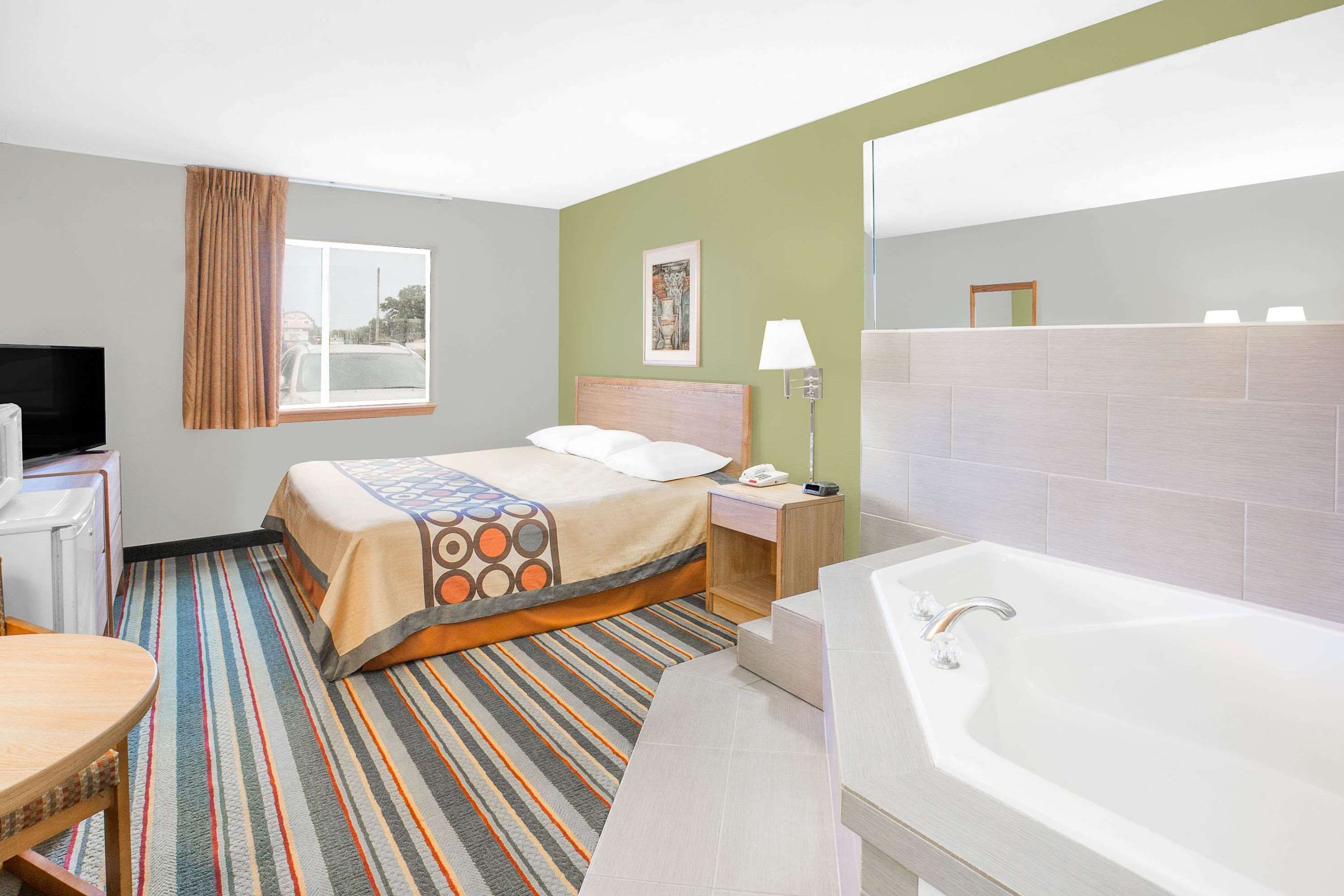 Super 8 by Wyndham East Moline thumbnail 3