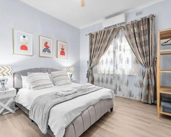 Stylish Three Bedroom Unit Close To Cbd - Evandale - Habitación