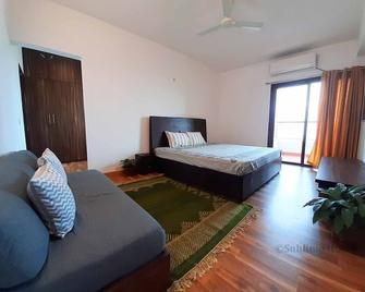 Sublime Home stay: Suite Room with Balcony - Bhubaneswar - Habitación