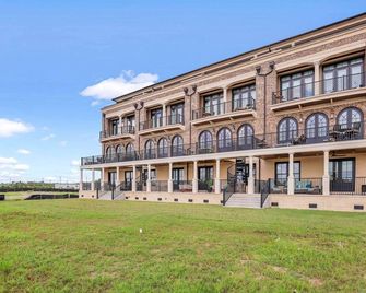 Incredible Riverfront Views w/ Patio Overlooking River by Lucky Savannah - Savannah - Building