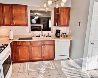 Charming, spacious 2-BD townhome, near Truist Park - College Park - Kitchen