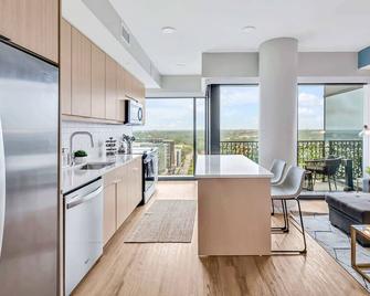 High-Rise Apt Raleigh Free Parking & Sunset View 1 - Raleigh - Phòng bếp