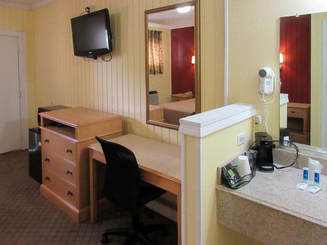 Rodeway Inn Aed 242 A E D 3 2 7 Kansas City Hotel Deals