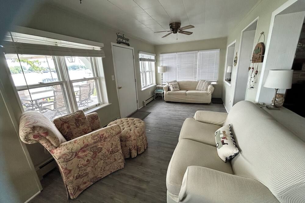 Family-friendly Comfortable Lakefront Cottage on beautiful Lake George - Fremont - Living room
