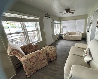 Family-friendly Comfortable Lakefront Cottage on beautiful Lake George - Fremont - Living room