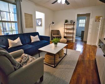 Charming Bungalow In Historic Laurel, Pet Friendly - Laurel - Living room