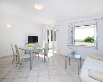 Apartment Milna - with Swimming Pool & Amazing Seaviews, above Bijaka Beach - Milna (Brač) - Essbereich