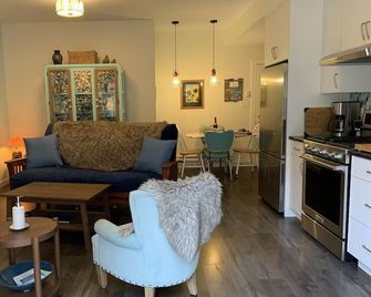 Windslow Guest Suite at Kye Bay - Comox - Huiskamer
