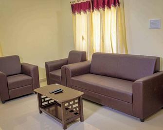 Ganesh Home Stays - Tirunelveli - Wohnzimmer