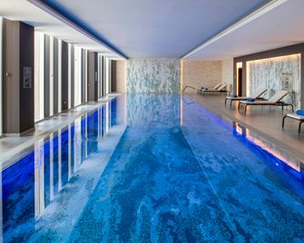 Hilton Garden Inn Riyadh Financial District - Riyadh - Pool