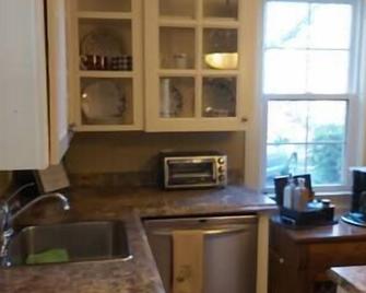 1930'S Charming & Enchanted Unit By Waterfalls - Halifax - Kitchen