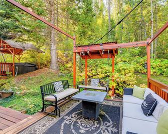 Dreamy Alpine Cabin w/ Hot Tub, Fireplace & More! - Alpine - Patio
