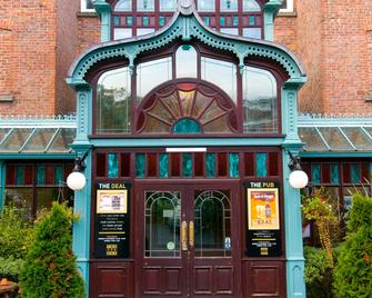 Premier Inn Stockport Central - Stockport - Building