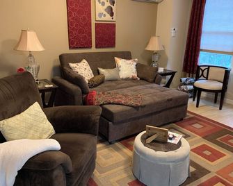 Kalmia Cottage - Junction City - Living room