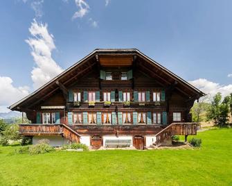 A real swiss home Minutes from the center of Beautiful Gstaad Saanenland Region - Saanen - Building
