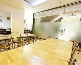 Golden Larch Residency - אוטי - מסעדה