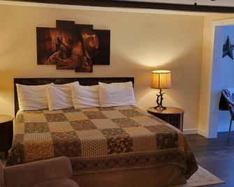 Trickling Waters Retreat - Marquette - Bedroom