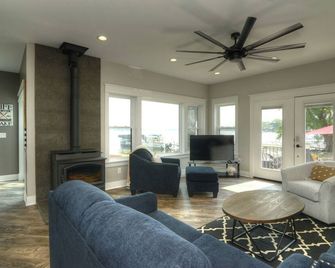 New house, sleeps 15, 5 car parking. Separate building with bar. Pets welcome! - Delavan - Obývací pokoj