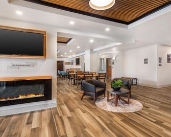 Best Western Plus 1000 Islands Hotel & Suites - Gananoque - Lobby