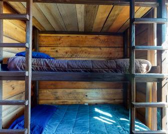 Rustic bunk house surrounded by beauty w/ fully equipped kitchen & free WiFi - South Fork - Ložnice