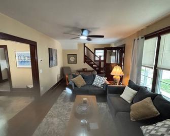 Charming/newly remodeled 3-bedroom house with WiFi and AC blocks from RU campus. - Radford - Soggiorno