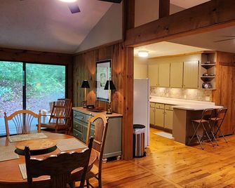Fern Hill Cabin - near Dupont State Forest - Brevard - Dining room