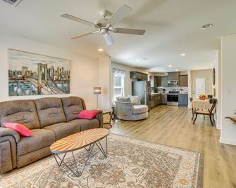 13 Mi to Tuscaloosa Riverwalk: Cottondale Home - Cottondale - Living room