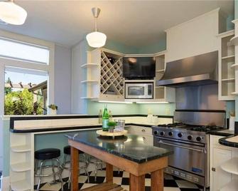 Seattle Escape in Queen Anne - Stylish Urban Retreat with a Private Deck and Stunning City Views - Seattle - Kitchen
