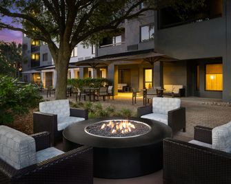 كورتيارد باي ماريوت ميرتل بيتش بيرفوت... - ميرتل بيتش - شرفة مرصوفة