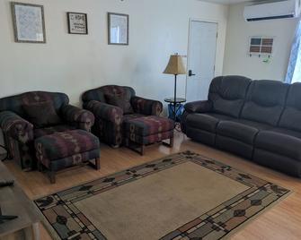 Charming,Quiet,spacious 3-bedroom duplex minutes to all the Events in Pendleton - Pendleton - Sala de estar