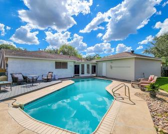 Private Swimming Pool ! 20 Mins To Downtown/MDC ! - Stafford - Pool