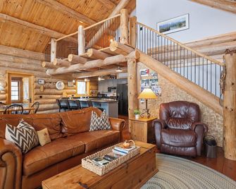 Full Scribed Log Cabin Nestled in along the banks of the Pere Marquette - Baldwin - Sala de estar