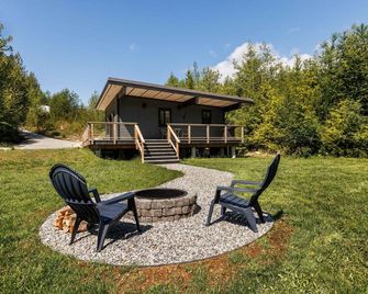 Newly built cabin on acreage, loaded with amenities, 5 mins drive to everything! - Gibsons - Pati