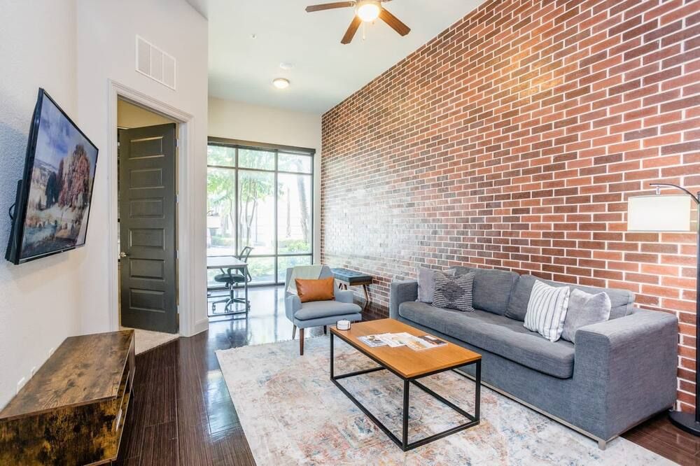 Rose at the Millennium - Stylish 1 BR in Houston - יוסטון - סלון