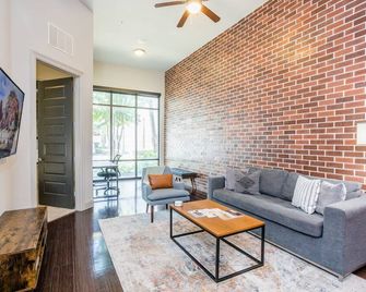 Rose at the Millennium - Stylish 1 BR in Houston - יוסטון - סלון