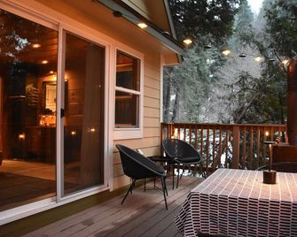 Cozy 2-bedroom cabin in charming Lake Arrowhead with full kitchen and WiFi - Lake Arrowhead - Patio