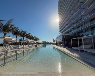 Luxury View-Walk to beach! - Miami Beach - Pool
